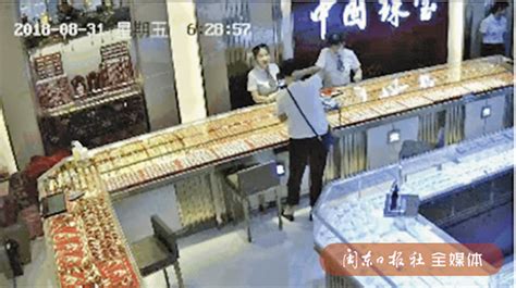 男子因网络赌博欠巨债抢金店，抢走40余条金项链2小时落网直击现场澎湃新闻 The Paper