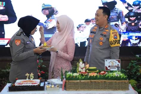 Kapolres Gresik Potong Tumpeng Pada Syukuran Hari Jadi Polwan Ke 75