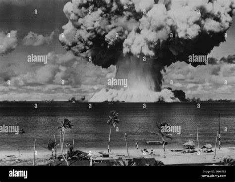 5 atombombenexplosion im bikini Fotos und Bildmaterial in hoher Auflösung Alamy