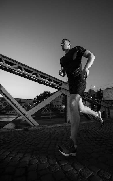 Deportes Urbanos Joven Saludable Corriendo Por El Puente En La Ciudad