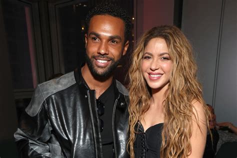 Shakira Es Captada En Cena Rom Ntica Con Lucien Laviscount Actitudfem