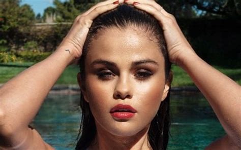 Linda Selena Gomez Mostra Corpão Com Maiô Decotado E Cavado Quem