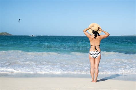 Punto Di Vista Posteriore Di Una Donna Che Cammina A Piedi Nudi Su Una