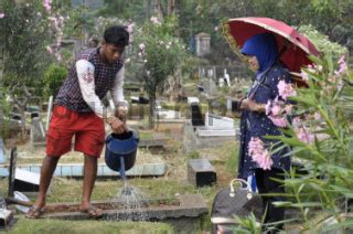 Tradisi Ziarah Makam Jelang Ramadan Datatempo