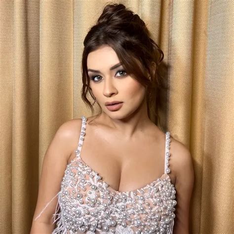 Hot Avneet Kaur Showcased Her Big Boobs And Curvy Figure In Stunning Dress