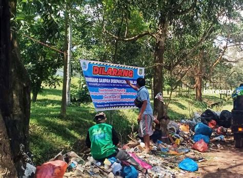 Armada Pengangkut Sampah Kewalahan Bersihkan Sampah Di TPS Liar