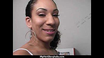 Puta de ébano se folla una polla blanca Gloryhole en su primera escena interracial 30 XVIDEOS