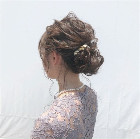 パーティにぴったりのセルフヘアアレンジ20選♡動画や画像でわかりやすくご紹介｜mery 二次会 ヘアスタイル 披露宴 髪型 ミディアム