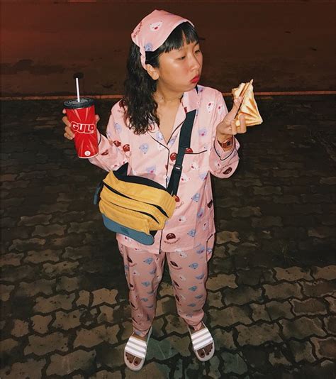 Diện bikini khoe dáng Trang Hý vẫn không bỏ được thần thái lầy lội của mình