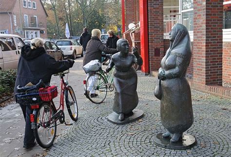 Bronzeskulpturen Zwei Frauen Kunst Im Ffentliche Flickr