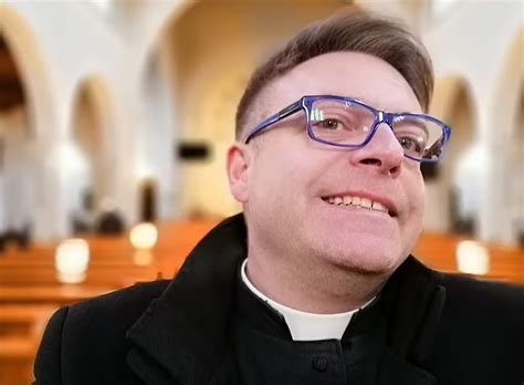 Padre é investigado por omissão de socorro em suruba gay regada a drogas garoto de programa