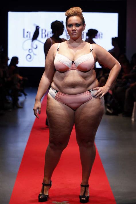 Modelos Plus Size Desfilam De Lingerie Em Paris