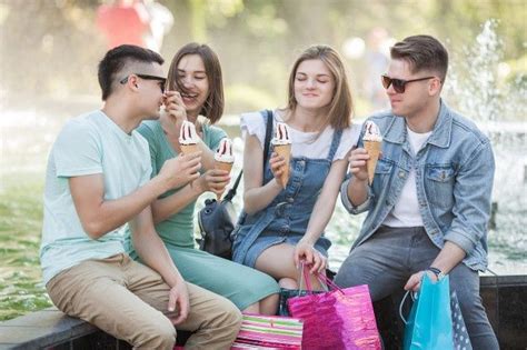 Grupo De J Venes Alegres Comiendo Helado Premium Photo Freepik