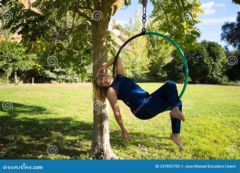Femme Blonde Et Jeune Athl Te Acrobate De Gymnaste Faisant De L Exercice A Rien En Plein Air