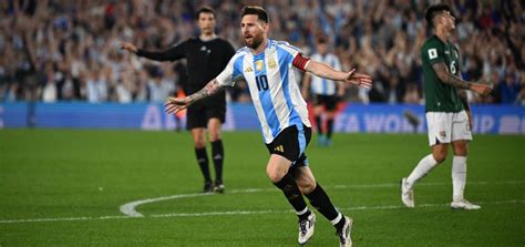 Messi brilla con triplete y avisa que está lejos del retiro: «No me