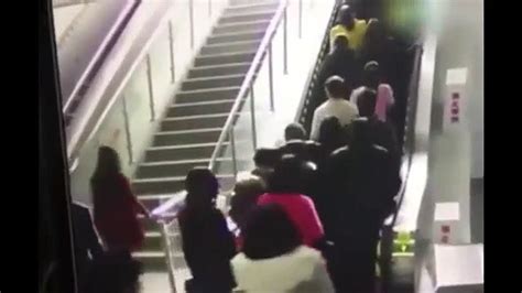 Quand Un Escalator Bond Se Met Fonctionner L Envers En Chine