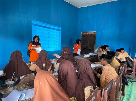 Arutmin Mengajar English Class Di Sekolah Lingkar Tambang Simantap