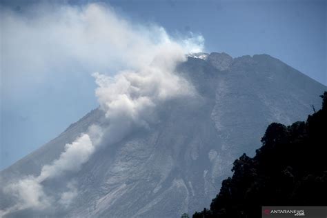 Gunung Merapi Luncurkan Empat Kali Awan Panas Hingga Km Antara News