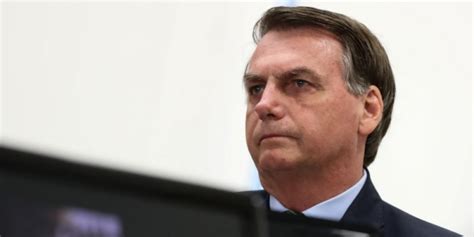 Bolsonaro inclui atividades religiosas como serviço essencial durante