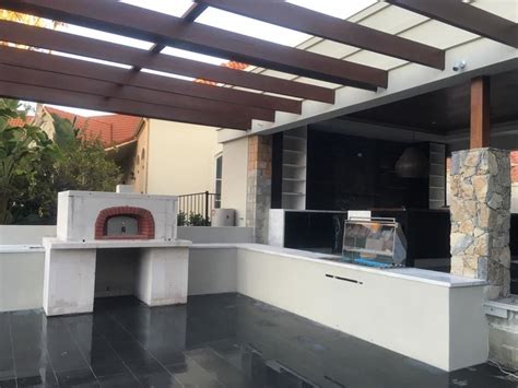 Italian Wood Fired Pizza Oven In Built Rustic Courtyard Gold