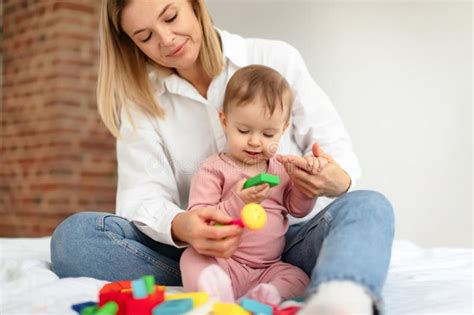 Madre Sentada Con Su Hija Peque A En La Cama Y Jugando Juguetes Juntos