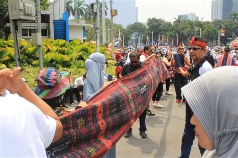 Ulos Meter Terbentang Di Monas Metro Daily