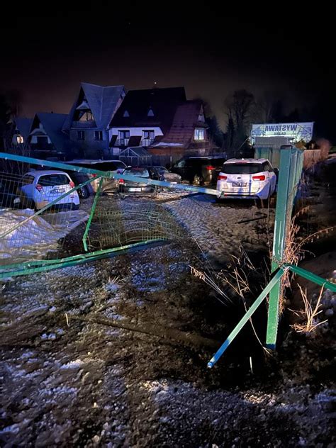 Auto wypadło z drogi wprost na teren komisu samochodowego ZDJĘCIA