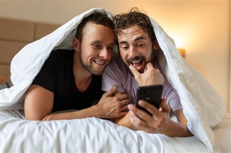 Casal gay feliz tendo momentos de ternura no quarto Relação de amor homossexual e conceito de
