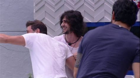 Fiuk E Caio Fingem Briga Na Rea Externa Do Bbb Casa Bbb Gshow