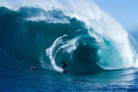 Epic Surfing Moment - 4K Ultra HD Wallpaper