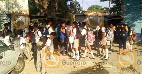 Padres de familia cierran la Secundaria Técnica 221 exigen dictamen de PC