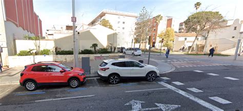 Un camión choca contra varios coches aparcados en Nou Barris