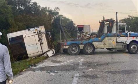 Tr Iler Vuelca En La Carretera Felipe Carrillo Puerto Tulum Playaald A