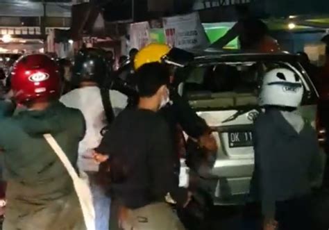 Viral Innova Di Malang Diamuk Massa Pengemudi Diduga Mesum Dan Tabrak