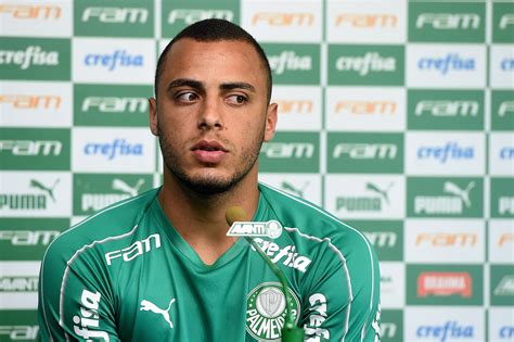 Reforço de 20 anos do Palmeiras Arthur Cabral troca balada e bebida