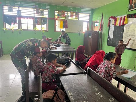 Cerdaskan Generasi Bangsa Satgas Yonif 122ts Ajarkan Anak Anak