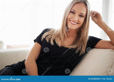 D Tendez Vous Et D Tendez Vous Portrait D Une Jeune Femme Blonde Assise Sur Son Canap La