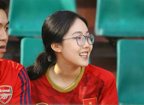 Quang Hải tình cảm với bạn gái hot girl bật khóc vì TP HCM thua đậm
