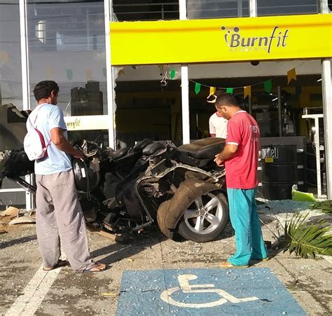 Jair Gomes cotidiano Carro parte ao meio após bater em postes na