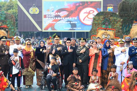 Pj Gubernur Jatim Terima Piagam Dan Pin Emas Dari Kapolri Di Hari