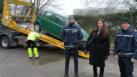 Peschiera Borromeo Rimosse Cinque Carcasse D Auto Dal Parcheggio Delle