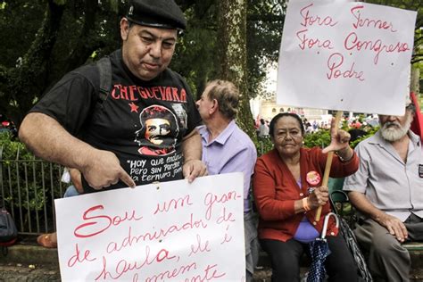 Um dia histórico de mobilizações pela democracia em Porto Alegre