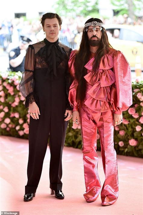 Met Gala 2019: Harry Styles wears HEELS, one earring and sheer shirt | Blogueros de moda, Moda, Ropa