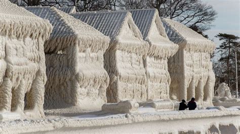 Lake Erie Homes Were Encased In Ice As Blizzard Whipped Frigid Waves Onshore Cnn