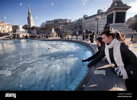 Frozen Fountains In Trafalgar Square Central London Stock Photo Alamy