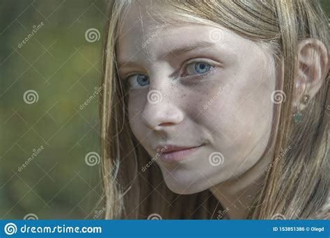 La Belle Jeune Fille Blonde Avec Des Taches De Rousseur Dehors Sur Le