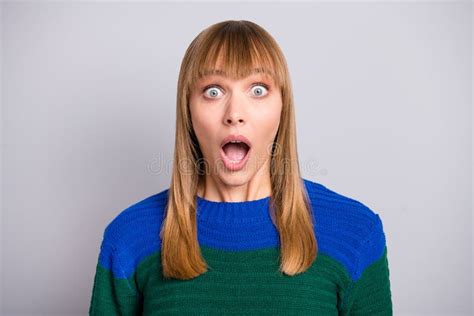 Photo Portrait D une Fille Blonde Choquée Aux Cheveux émerveillés En Pull Coloré Bouche Ouverte
