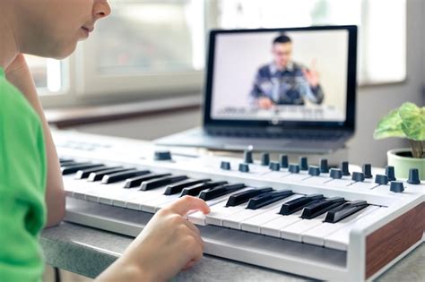 Une Fille Apprend Jouer Du Piano Avec Un Professeur De Musique D