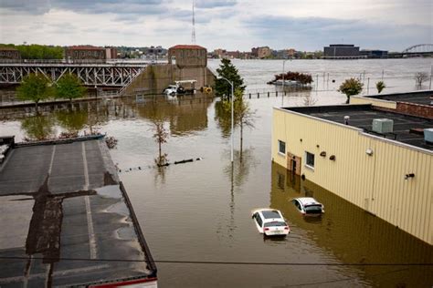 Today's Floods Occur along "a Very Different" Mississippi River ...