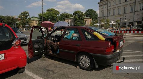 Jestem Zbigniew a to jest mój dom Mieszka w aucie na parkingu tuż